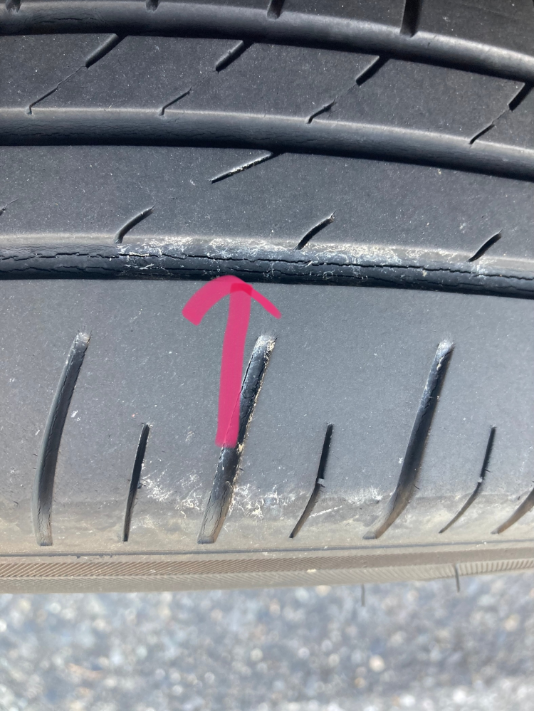 タイヤの溝のひび割れですが、このレベルのひび割れは早急に変えた 
