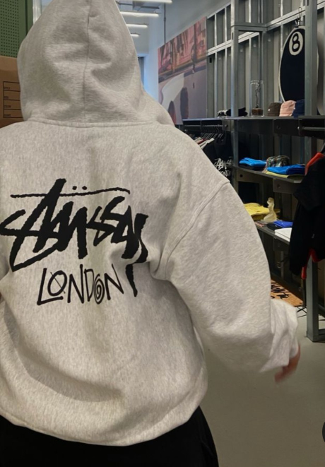 Stussyの黒パーカーのMサイズを買おうとしています。自分は - Yahoo