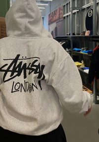 Stussyの黒パーカーのMサイズを買おうとしています。自分は - Yahoo 