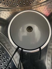 日立の洗濯機BD-V7300で、奥のところにズボンの紐が挟まって取れ