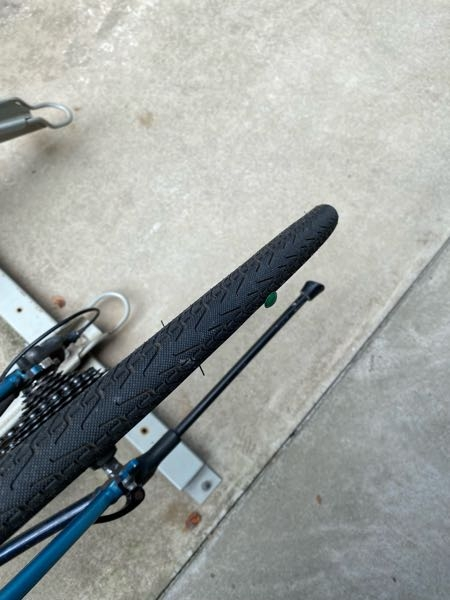 今朝自転車がパンクしていることに気づきました。後輪に画鋲が刺さって 
