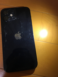 iPhone11の背面ガラスが割れてしまったのですが修理に出すべきですか