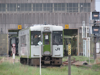 新津の車庫にて締切中という紙が貫通扉や出入り口ドアに貼っているキハ110を見かけました。
どういう意味で貼られたのでしょうか。
運用中に車内で不具合があって立ち入り制限するためでしょうか。 回答お願いします。