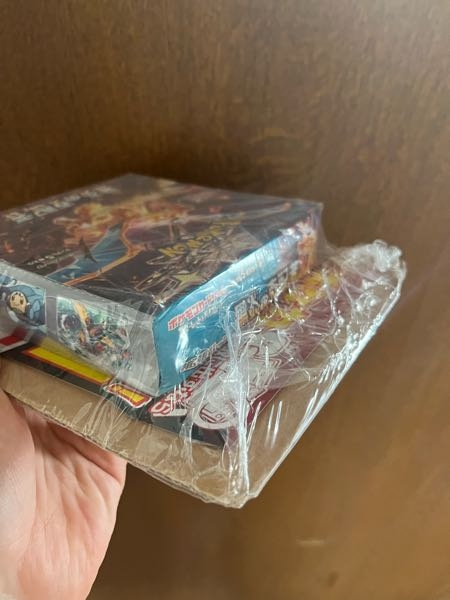 ポケモンカードのシュリンク付きBOXが若干潰れてます。これはもう