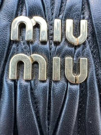 miumiuのバッグの金具部分が曇り？のような感じになってしま