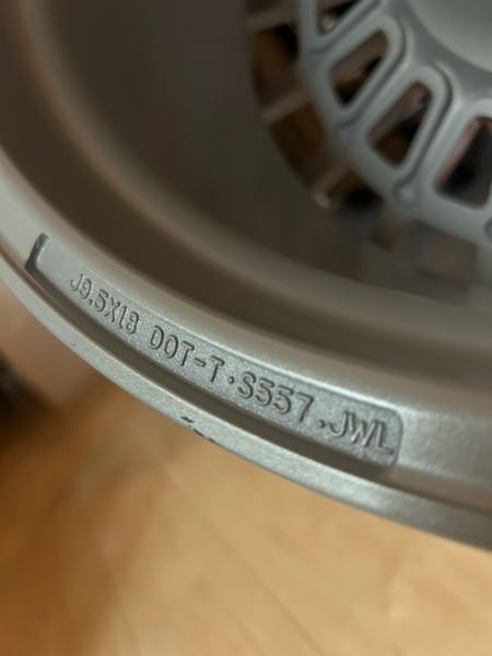 アメリカ製のホイールなのですが、このJWLの刻印は偽物なのでし