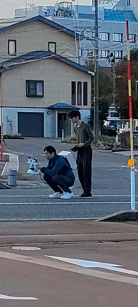 今日道路でなにかしている人を見かけました。
これは何をしているのでしょうか？ 