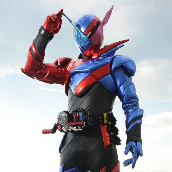 靴に詳しい方教えてください！ 数年前、仮面ライダービルドっぽいスニーカーを履いている人を見ました。 画像のようなメタリックな赤と青で、左右で色違いのものでした。 靴好きな知人に聞いたらネットの画像を見せられ、それコレでしょ？◯◯っていう有名な靴だよ、と言われました。 その靴がなんという靴だったのか思い出せず検索しても出てこなくてうーーーーーんってなってます。 どなたかわかる方教えてください！ナイキだったような気がするんですが…