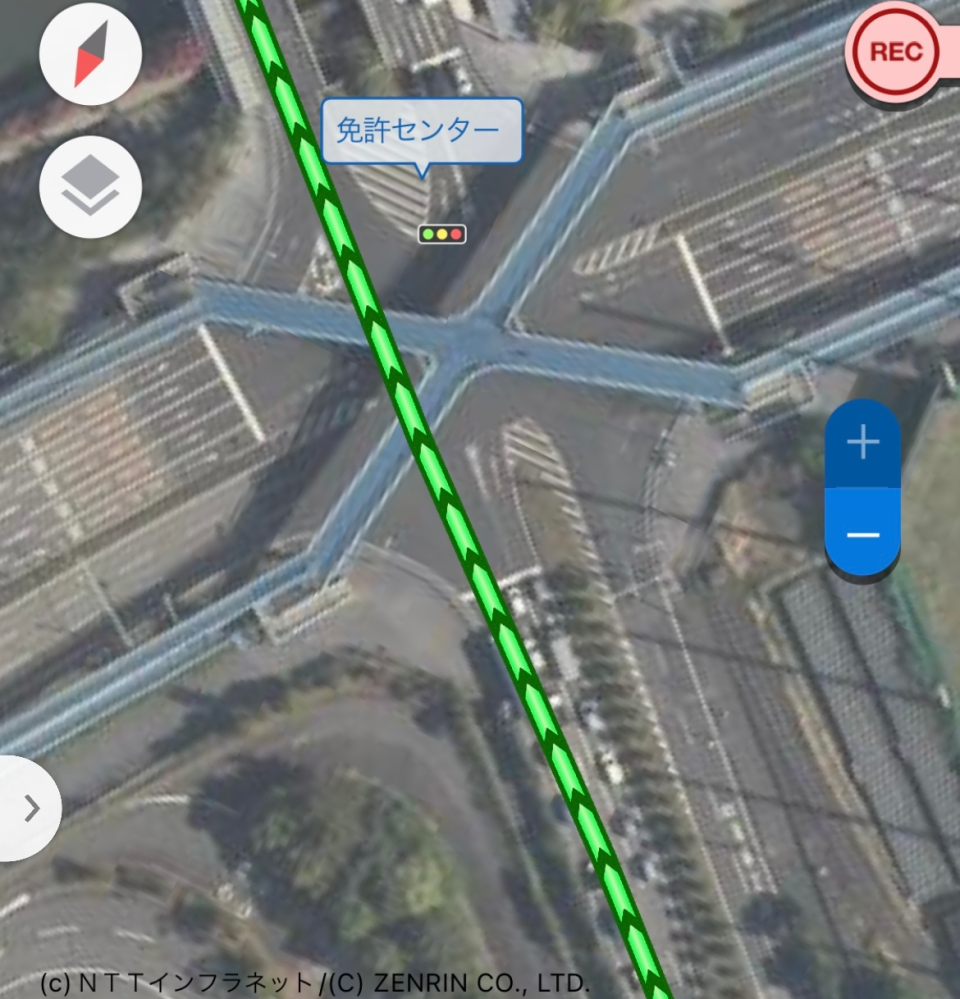 自転車でこのような道を線の通りに直進したいのですが、交通ルール的にどう渡るのが正しいのでしょうか。また、渡る際の細かい注意点もあれば教えていただけると幸いです。