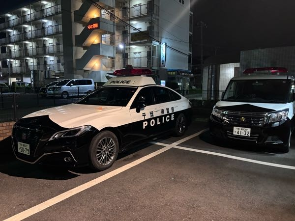 左はクラウン220系で、右はなんですか？