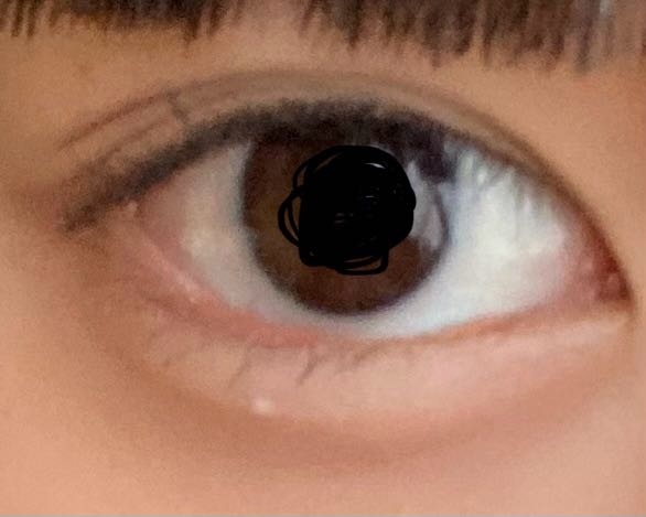 メイクについてです。 高校生です。 今度好きな人と遊びに行くのですがナチュラルメイクの方がウケがいいとよく聞くのですが、画像のメイクは変じゃないですか？ 外が暗い時に会うのでラメとかの方が可愛いですかね？ 黒のカラコンをつける予定です。 たくさんの意見欲しいです(><)