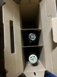 化粧箱に入れた瓶ビールの梱包について

小さめの瓶ビールを３本送りたいのですが、化粧箱が３本入りのもので、中に薄めのダンボールで仕切りがあるような状態です。 こういった化粧箱の場合は、化粧箱自体をプチプチで巻き、周りに隙間がなく動かないようにダンボールに詰めて配送する形で大丈夫でしょうか？
箱自体がピッタリサイズなので一本ずつプチプチで巻くのはできなさそうです。