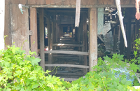 とある廃墟を外側から撮影した写真なんですが、どういう施設の廃墟に見えますか？ 残念ながら、中に入る事ができないため詳しく調べることができません。また、表札や看板のようなものも朽ちてしまい何が何やら分からない状態です。この住所の古い地図や情報を調べても手がかりは掴めませんでした。