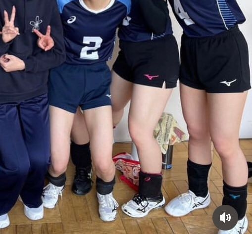 中学や高校の女子バレー部の方は写真のようなボトムスの下に何