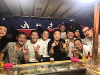 芸人の集合写真

1番左の方はどなたでしょうか？
お詳しい方、よろしくお願いいたします。 