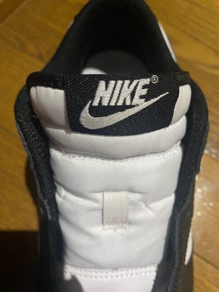 メルカリでダンクロー購入したのですが、ここの部分と、中のロゴにRの商標登録マークがひとつなのですが、ひとつので本物偽物って変わってきますか？ インドネシア製で、品番は箱と同じです。 1回使用のものだったのでタグは付いてませんでした。 偽物でも履きますが、偽物だとしたらまたいずれ買い直そうとは思っているので、、 これだけでは判断できないものですか？？