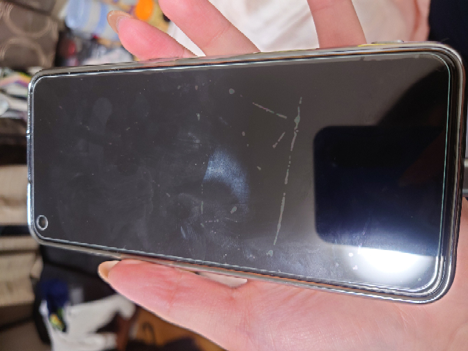 スマホの画面保護フィルムについて質問です。家電量販店でフィルムを購