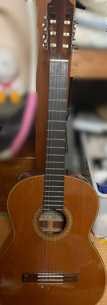 ギターについて質問です！！！ 家を掃除していたら多分クラシックギターであろうものを発見しました。（写真） 自分自身弾き語りに興味あったので、このギターで弾き語りをしようと思ってるんですが、できますか？流行りの曲とか色々弾いてみたいです！！！ あと、アコースティックギターと、クラシックギターの違いってなんですか？ 色々教えてほしいです！