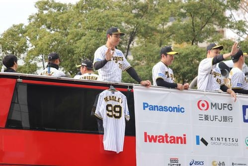 阪神優勝パレードなんでビーズリーだけユニ参戦？ノイジーやミエちゃんや横田慎太郎は？