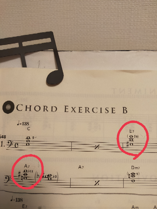 ジャズピアノの練習楽譜です。赤丸箇所についての質問です。 ♯9は実際にソ♯を弾くのでしょうか？ 同様に、 次の赤丸箇所♭13は、ファ♭を弾くという意味ですか？