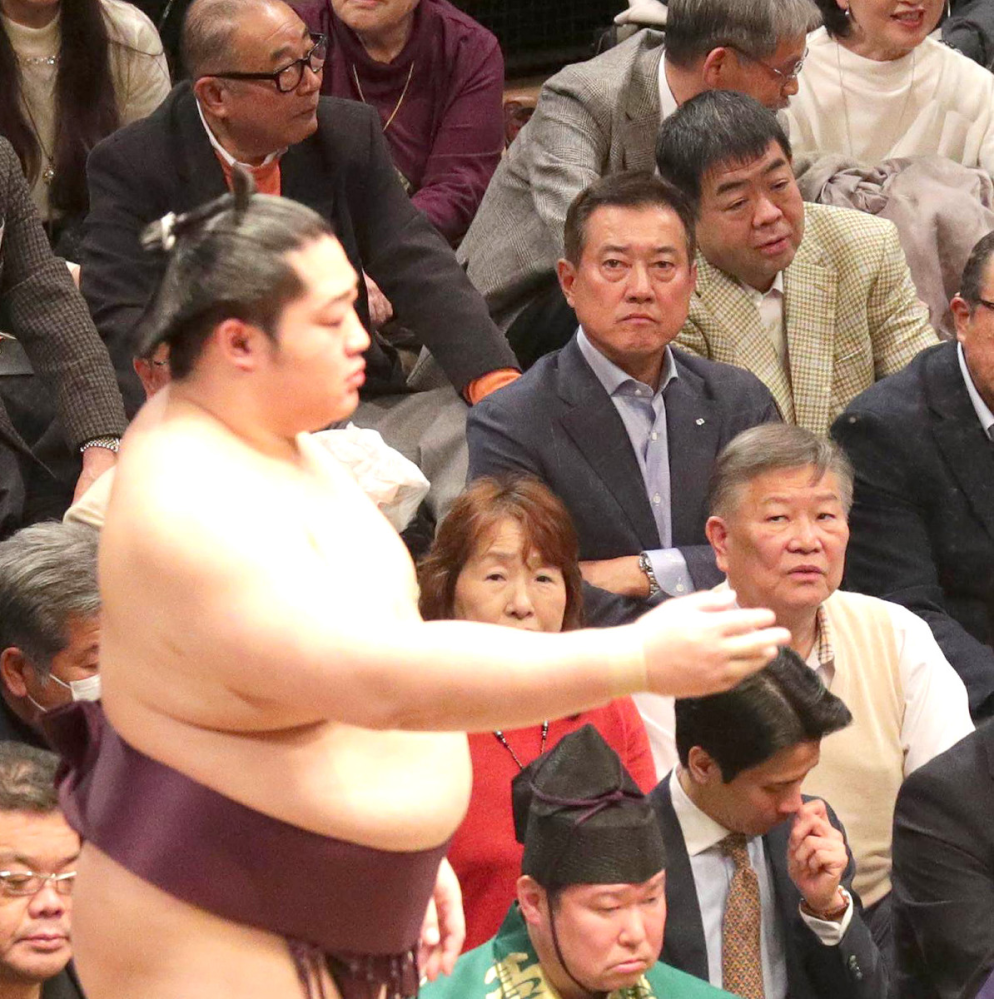 相撲観戦って プライベートですか？ それと地位とかの特権で優先的にチケット取れるんですか？
