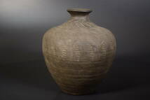 【古美 骨董】古珠洲焼壺H22cmです。焼き締められたと壺は軽いです。製作時代は12－3世紀との事ですが、真贋ならびに評価額を教えてください。 https://page.auctions.yahoo.co.jp/jp/auction/b1114093016 古美術 骨董の話です。 平安末期から室町後期にかけて石川県珠洲で焼かれた「珠洲焼」です。自然釉による黒色の素朴な風合いが魅力。実際には軽く、使い勝手が良い陶器なんですよね。