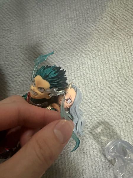 3日ほど前一番くじを引いて当てたフィギュアを今開封すると下の画像のように千切れていました。一番くじを引いたコンビニに連絡するかフィギュア箱に表示されている電話するかどちらのほうが良いですかね、、