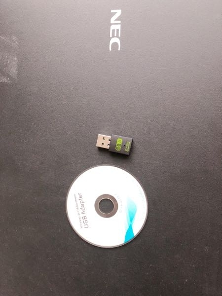 中古のパソコンを楽天で買ったのですが、WiFiへの接続方法を教えていただきたいです。 入っていたのはパソコン本体と、コードと、小さなディスクと、WiFiのUSBです。 この小さいディスクは、CDやDVDを入れるところと同じ場所に入れるのでしょうか？