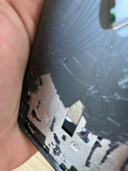 iPhone14 Proを使っています。 背面ガラスが割れたので剥がしていたところ、背面向かって左下の端子も合わせて外れてしまいました。普通に使えているような気がするのですが、この端子がなんの役割をしているか教えていただけないでしょうか？