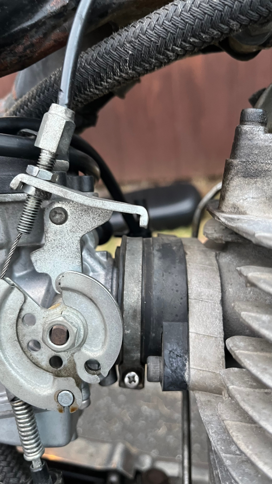 sr400の1985年式にのってます。 元々ついてた強制開閉式でキャブの燃費が悪かっため、負圧式のキャラに変えたの出すがエンジンとキャブを繋げるところが前のキャブより短くなったためか少し緩くなりました。何か対処法などはないでしょうか？