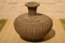 【古美 骨董】新羅小壺？です。真贋を教えてください。 https://page.auctions.yahoo.co.jp/jp/auction/m1115047043 古美術 骨董の話です。 新羅小壺と表記されていますが、口作りを始めとして作行が異なるように思っています。