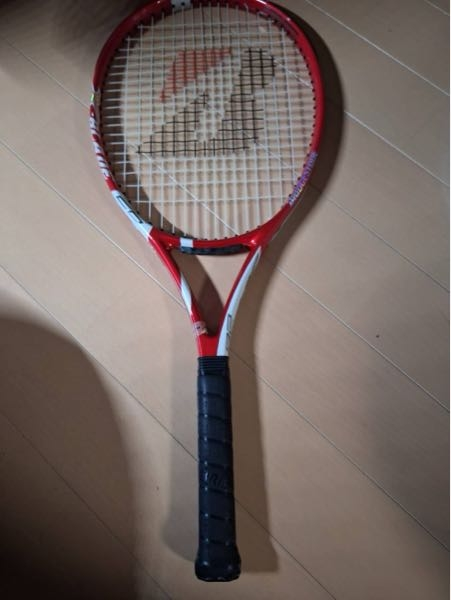 テニスのこのラケットはなんというメーカーでなんというラケットなのですか？また、硬式テニスかソフトテニスどっちのラケットですか？よければ教えてください。また、初心者におすすめですかね？