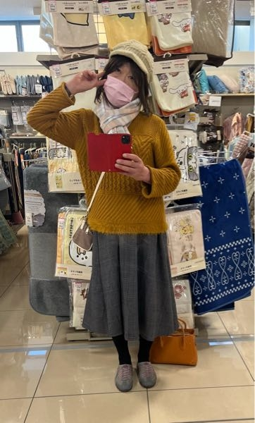 今日は、先程、自治会の 班長さんに、集金のお金を 届けてきました。 昨日、集金の予定だったのですが、 仕事で、不在にしてしまったので。 玄関のドアを開けた、 班長さんの奥さんが、 「今日も、綺麗な格好して〜。 かすみちゃんは、元々、 女顔しているから、 こういう格好似合うよね〜」 っていわれました。また、 「また、時間が、あったら、 うちに、お茶しにいらっしゃい」 とも、言われました。 また、更に、仲良くなれた感じです。 似合っていますか？ 女子かも。