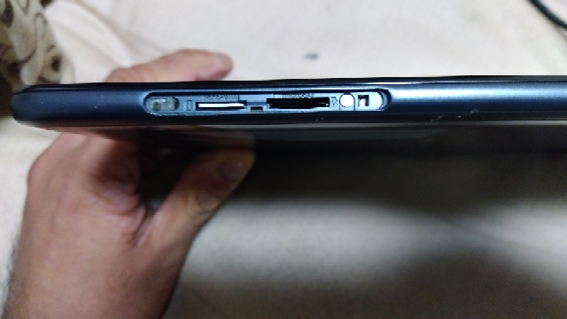 自室で昔使ってた結構古い１０インチタブレットが見つかり、新しいの買って要らないから売ろうと思ってます。 久々に弄ってみても特に不具合とかは無いみたいなんですが、Sdカード入れる所の蓋だけ無くなっちゃってます。かなりの減額はもちろん有るとは思いますが、この状態で買い取りって、してもらえるもんなんでしょうか？OSはAndroid6、ファーウェイ製です。