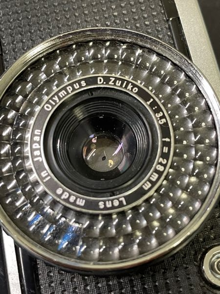 中古で購入したフィルムカメラPEN EE-3について フィルムを入れてない状態で赤ベロや、絞りの設定によって絞りの大きさが変わるのは確認しました。 フィルムを入れて撮影してるのですが、なんとなく絞りがちゃんと閉まってない感じがするのですか、PEN EE-3だとこんなものなのでしょうか？ フィルムが感光していないか不安ですので詳しい方教えてください。