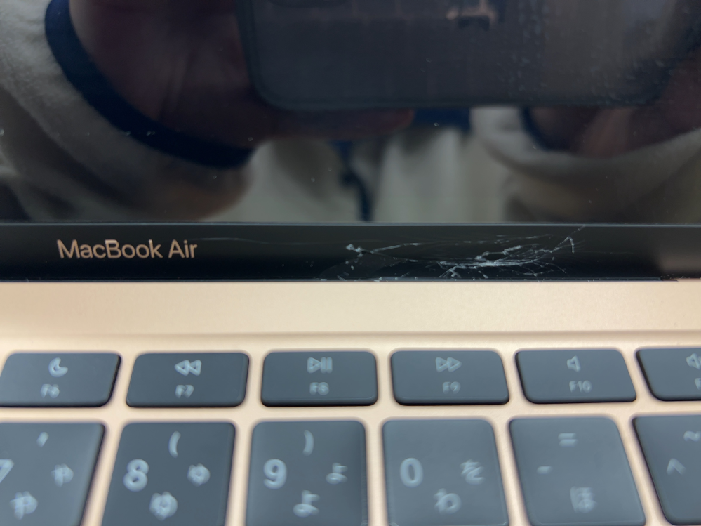MacBookAir M12020 写真の部分が損傷してしまいました。 保証には入っていますが、この部分は液晶の損傷に入るのでしょうか？？ 大体修理費がいくらかかるか、どのくらいの期間がかかるか、修理なのか交換なのか、わかる方いましたら教えてください