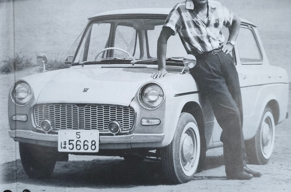 ディックミネ大全集のCDの歌詞に載っている車（写真参照）は、どこのメーカー（車種もわかりましたら教えて頂きたいです）のものでしょうか。 ご存知の方がいらっしゃいましたら教えて頂けますと幸いです。 宜しくお願い致します。