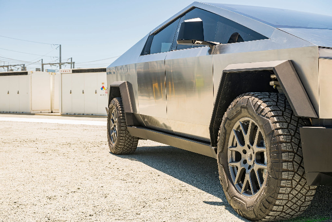 電気自動車イーロン・マスクは 売れなくてもいいから、 ブッ飛んだクルマを作りたい。 と言ってたらしいですが、 なんだかんだ売れそうですか？ 〈サイバートラック〉