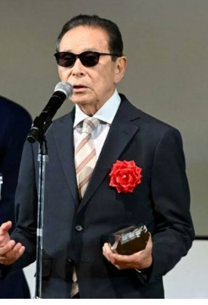 【生きてるうちに 大喜利】 あなたなら誰に国民栄誉賞をあげますか？ スポーツ選手以外でお答え下さいませ