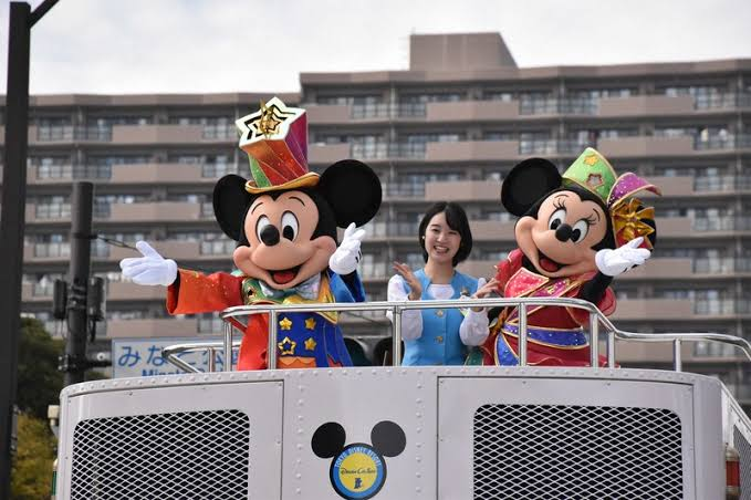 千葉県150周年パレードでミッキーの隣にいる女性は誰ですか？芸能人？