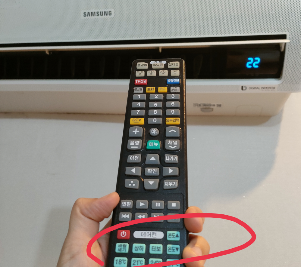 韓国ホテルのエアコンから冷風しか出ない！？Google翻訳でもイマイチわからず、30℃にしても勝手に22℃になります。これどうしたら温風出ますか？寒いー！フロントのおじさん怖くて呼べません…