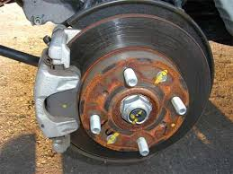 ブレーキパッドとタイヤは非常に大事なパーツです 2年に一度の車検のときに交換しますか？ ギリギリまで、交換しませんか？