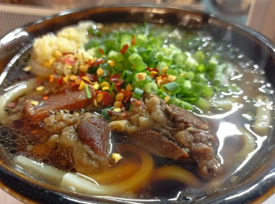 北九州市の小倉南区では 早朝から、肉うどんを食べるそうですが そのお店を、いくつか教えてください