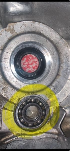 ケースのヒビで質問していた者です。 追加で質問させて頂きます。 CD50のミッションベアリングの件ですが モンキーやカブ、CDなどの4MINIエンジンにお詳しい方、よろしくお願い致します。 写真のミッションのシャフトの呼び番号6001番のベアリングの動きが悪かったのです。そこで交換する前に指で触っておりましたら指のチカラだけで抜けました。ベアリングの外周やケースには異常なすり減り痕は見当たりません。 コレはケースが異常なのでしょうか？ 他の6001番や6003番はしっかりと装着されている様子です。 そもそもクランクベアリングが圧入されていない事にびっくりする位の4MINI素人です。スクーターで得た知識や経験がそのまま生かされ無いのが楽しみのひとつです。 コレが正常なのか、ケースを買い替えた方がよいのかどうかお教え下さい。