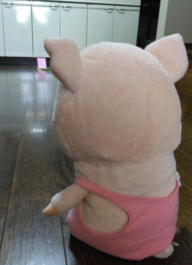 遠近法の出し方を教えてください。 奥にあるピンクの折り紙は どこでもドアのつもりですが もともと小さいのですが 遠くにあるから小さく見えるように 見せるには どこでもドアの後ろの 背景を野原みたいな造りにしたら 遠近法が出せますか？ このままでは、小さい折り紙の どこでもドアが、 本当に小さいままにしか見えず失敗で、 アドバイスお願いします。