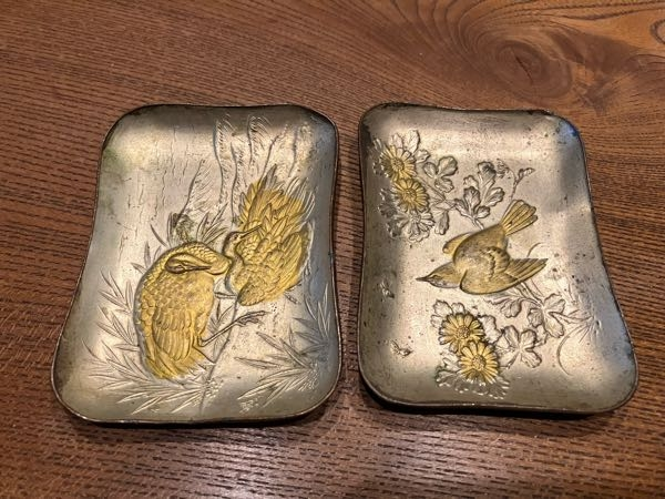 古い水屋から出て来たものです。骨董品で、真鍮の物ですが、何に使う物なのか分かりません。皿なのでしょうか？ 表面は浮き彫りになっています。 手のひら乗る小さいものです。お分かりになる方教えて下さい。