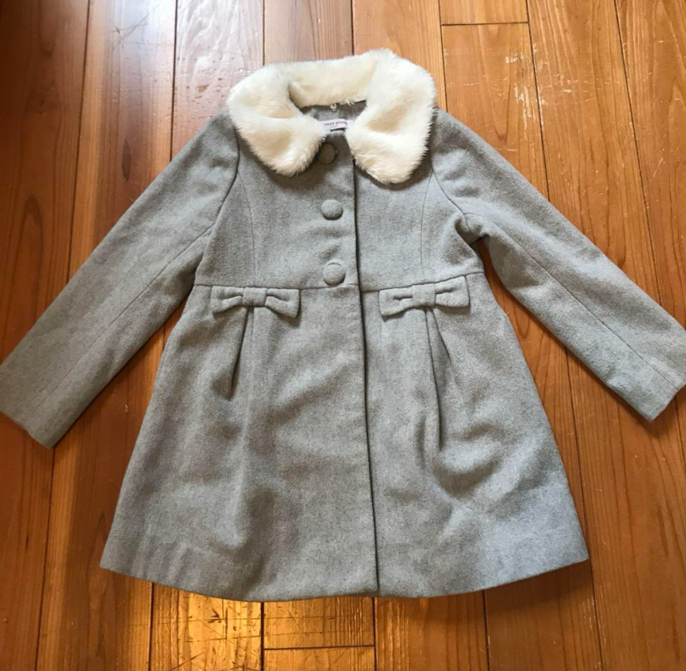 画像のコートですが、デザイン的に何歳くらいまでなら着ていておかしくないでしょうか。 大学生なのですが、まだサイズ的にも全然着られるのでもったいないなと思たのですが、リボンが子供っぽいでしょうか。