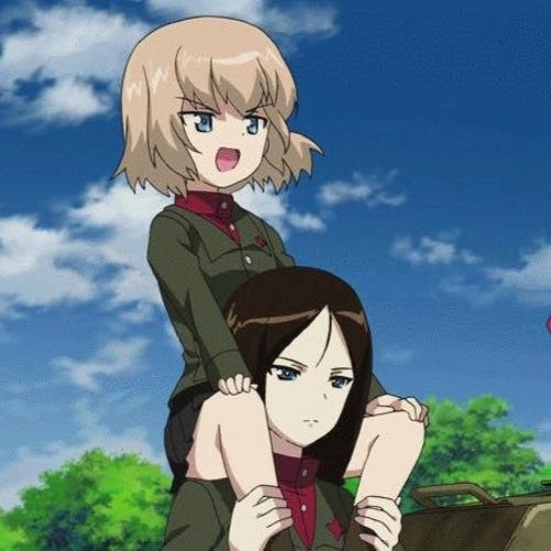 ガールズ＆パンツァーのこのカチューシャを肩車してるキャラクターって名前なんでしたっけ？