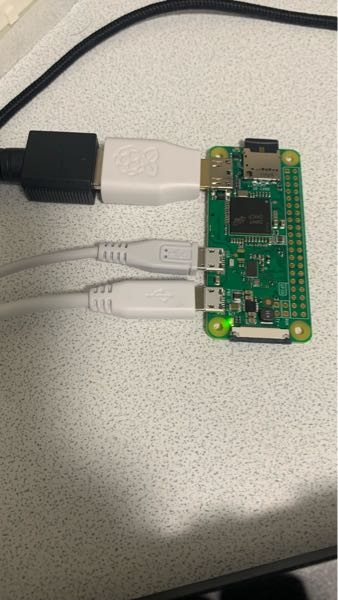 ラズベリーパイ セットアップ ラズベリーパイ初心者です。 セットアップをしたいのですが、キーボードが動かず困っています。直し方や原因を知りたいです。 写真は上のコードから順に ・モニター ・電源 ・キーボード に繋げています。 キーボードは光るタイプのものです。 電源を入れ立ち上げた時に一瞬キーボードが光ったため、接続はうまくいってると思います。 しかし、すぐに光が切れました。 一瞬通電してすぐに切れたみたいです。 ただ、モニターには、これからセットアップをする旨のメッセージが表示されています。なので電源との接続が悪いわけでもないです。 ラズベリーパイを初めて触るのでセットアップをしたいのですが、キーボードが動かないので何もできません。 マウスを挿しても動きません。 他のpcではキーボードもマウスも動くので、この二つが悪いわけではないと思います。 初心者で原因がわからず困っています。 どうすればキーボードやマウスが使えるでしょうか？
