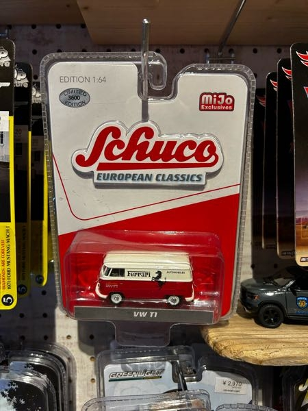 車についての質問です 自分のバイト先でミニチュアの車を売っていて、そのポップを書きたいなぁと思ってるんですけど、フォルクスワーゲンのバスなのにフェラーリのロゴが入ってて…… 自分の調べ方が悪いのか、検索しても詳細が出てこなくて困ってます どうしてワーゲンバスにフェラーリのロゴが入ってるかとか、実際にこういうバスがあるのかとか、知ってる方がいたら教えて頂きたいです！ よろしくお願いします